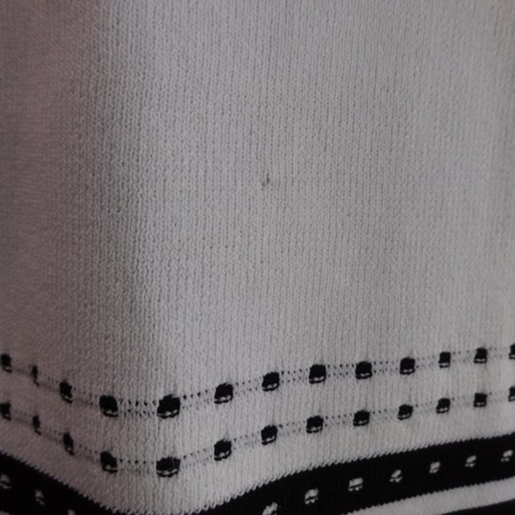 White Sweater w Black stripe Short Sleeve Size M - Picture 5 of 7